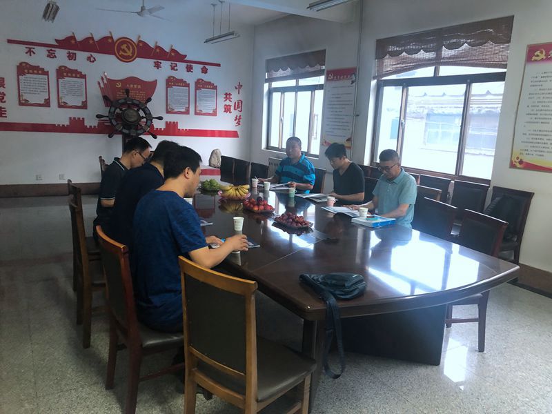 河南的孫總和丁總，濰坊張總來(lái)我廠(chǎng)考察400鏈軌全液壓動(dòng)力頭型鉆機
